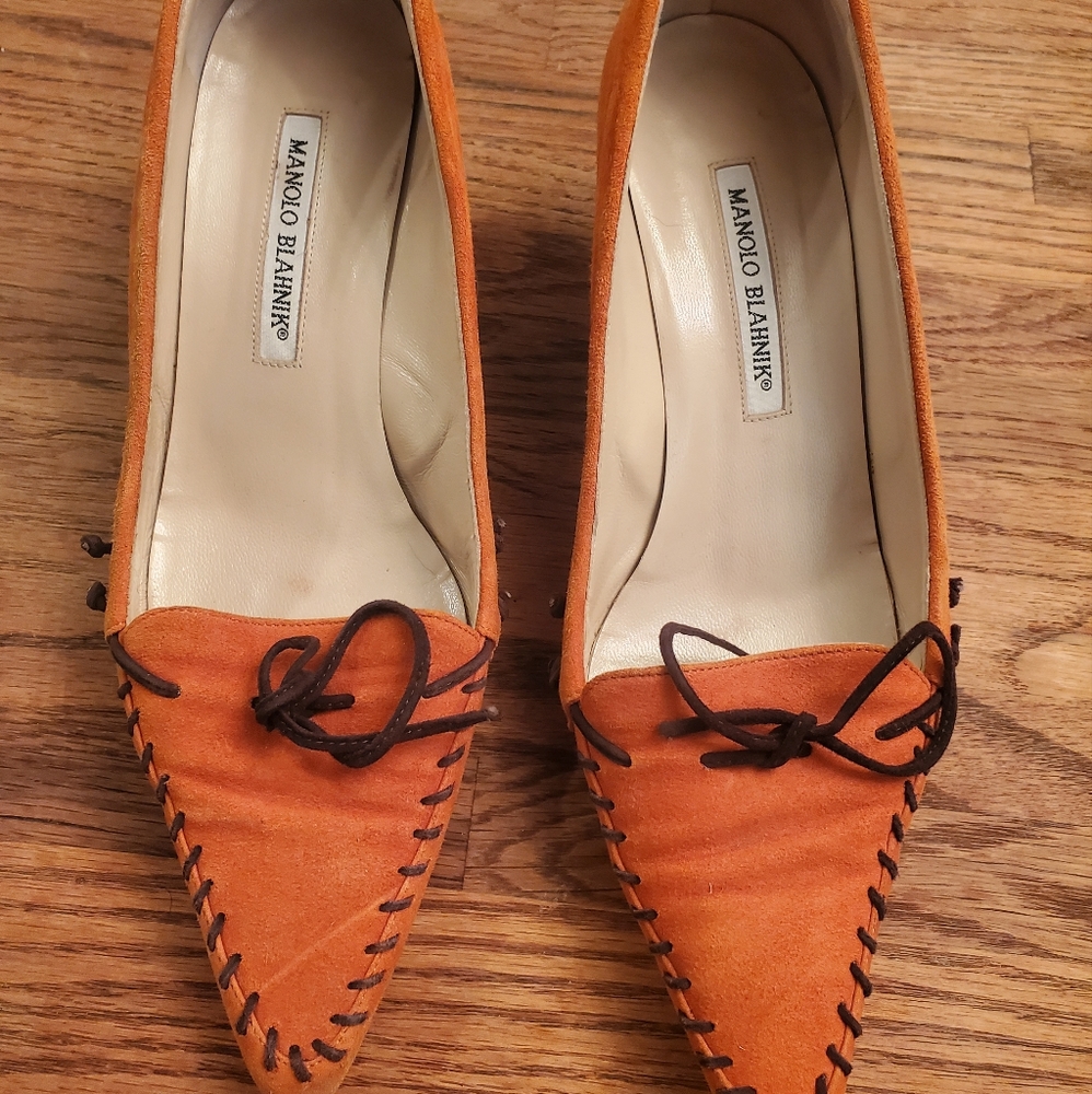 Manolo Blahnik Suede Whipstitch trim pumps